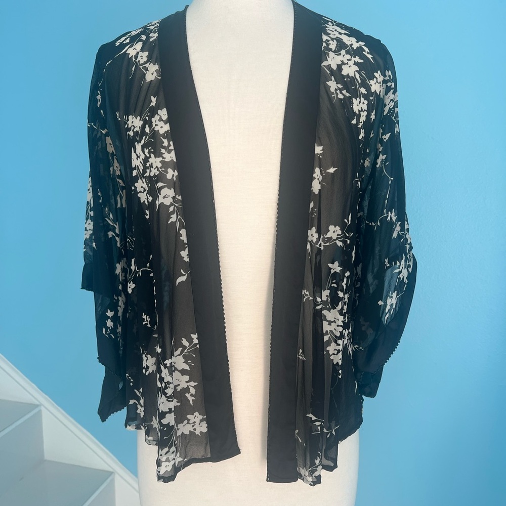 Chic Black Floral Women's sheer short kimono sleeve.